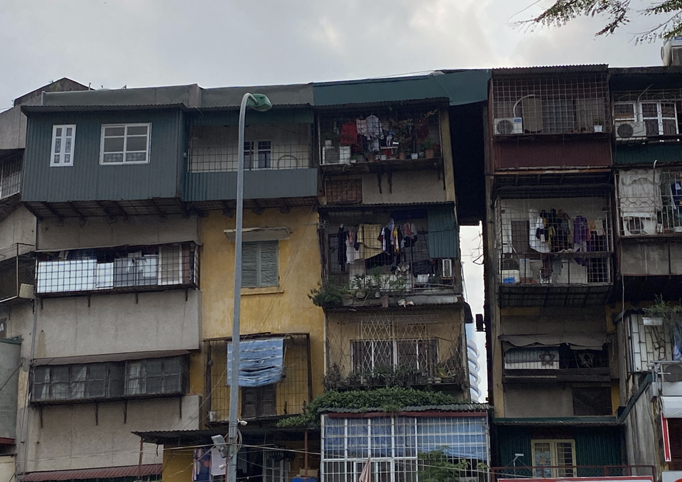 Hiện khu G6b đã có dấu hiệu bị nghiêng hẳn sang bên phải và được xếp vào 42 chung cư cũ cần phái di dời khẩn cấp do Ủy ban Nhân dân thành phố Hà Nội công bố năm 2016. (Ảnh: Hùng Nguyễn/Vietnam+)