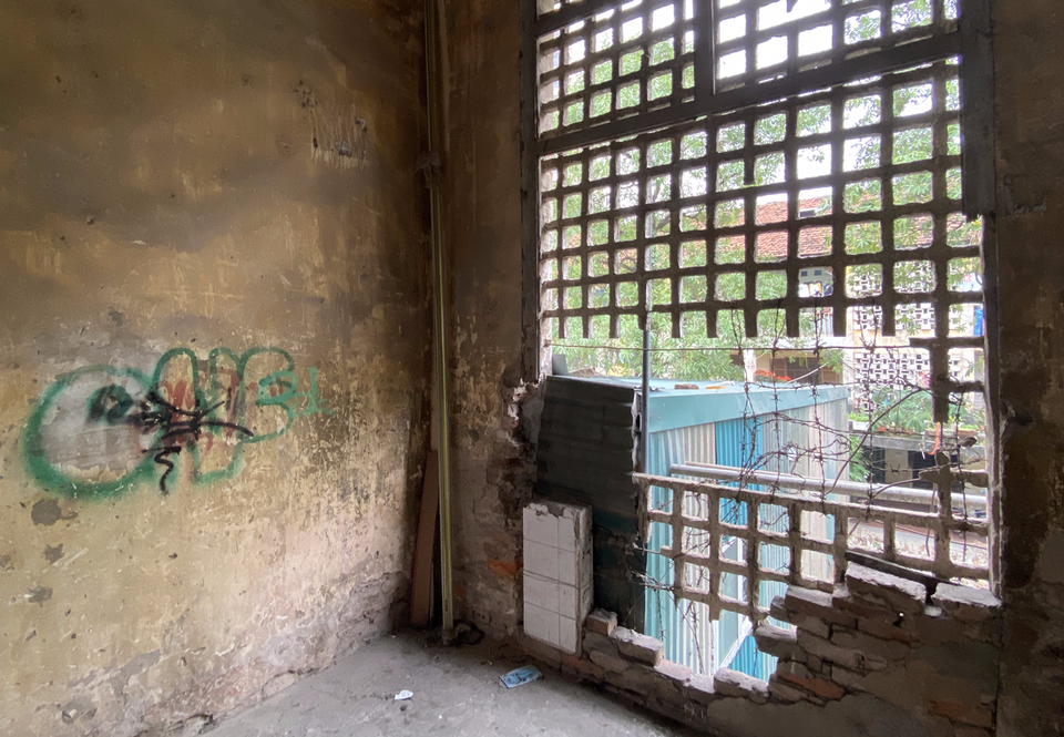 Bên trong khu tập thể hư hại trầm trọng do lâu ngày không được sữa chữa, phần khung chắn đã đổ nát. (Ảnh: Hùng Nguyễn/Vietnam+)