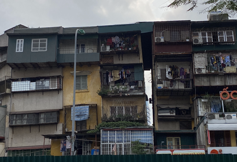 Bên cạnh đó, vấn đề bố trí nguồn lực của các địa phương để cải tạo, xây dựng lại nhà chung cư còn thiếu. (Ảnh: Hùng Nguyễn/Vietnam+)