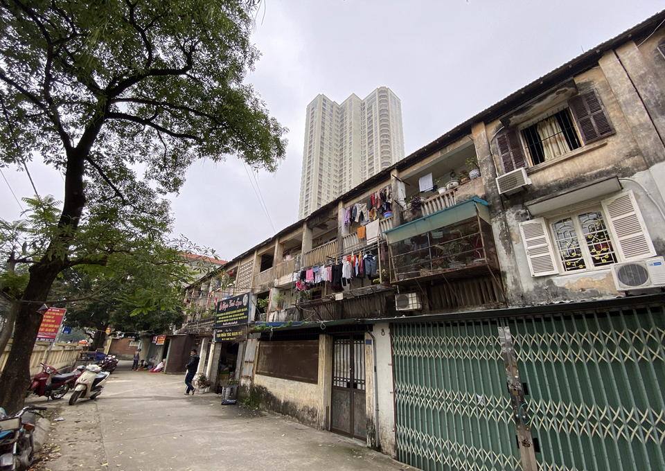 Qua rà soát, kiểm định an toàn (chưa đầy đủ), hiện nay, tại Hà Nội có 179 nhà chung cư nguy hiểm, hư hỏng nặng, chiếm tỷ lệ cao nhất cả nước. (Ảnh: Hùng Nguyễn/Vietnam+)