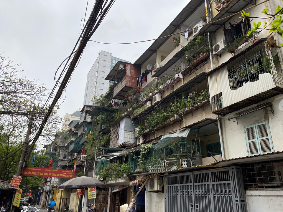 Trên phố Giảng Võ, quận Ba Đình cũng có nhiều chung cư cũ đã và đang tồn tại. Đặc trưng của các tòa này là các khung ô được gia cố, cơi nới thêm. (Ảnh: Hùng Nguyễn/Vietnam+)