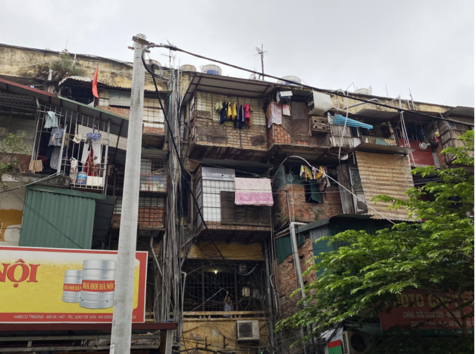 Hệ thống các ống dẫn nước của tập thể Đại học Y, quận Đống Đa cũng bị xuống cấp, nước từ các ống nước rỉ xuống dưới sân gây mất vệ sinh và hôi thối. (Ảnh: Hùng Nguyễn/Vietnam+)