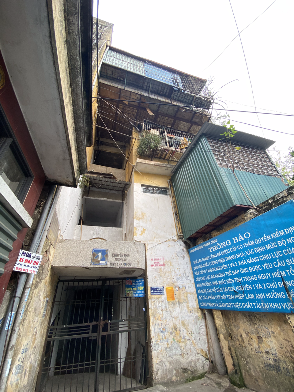 Đằng sau tòa G6a có đề bảng thông báo của Ủy ban Nhân dân phường Thành Công về việc đánh giá mức độ an toàn của hai chung cư đã được xác nhận và giám định từ Bộ Xây dựng năm 2015. (Ảnh: Hùng Nguyễn/Vietnam+) 