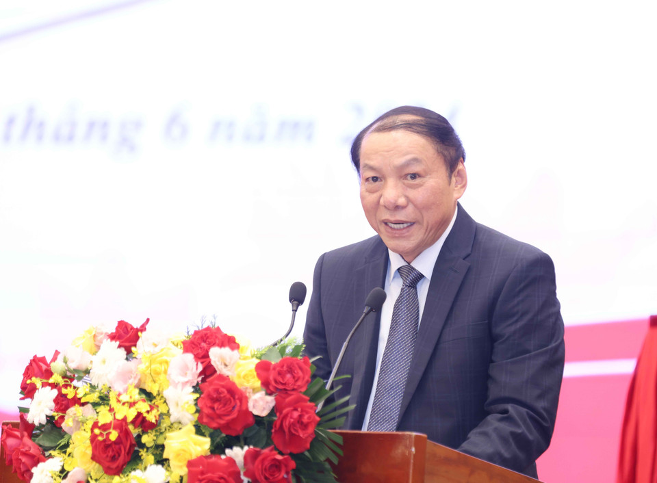 Ủy viên Trung ương Đảng, Bộ trưởng Bộ Văn hoá Thể thao và Du lịch Nguyễn Văn Hùng phát biểu tại buổi lễ ra mắt sách. (Ảnh: Phương Hoa/TTXVN)