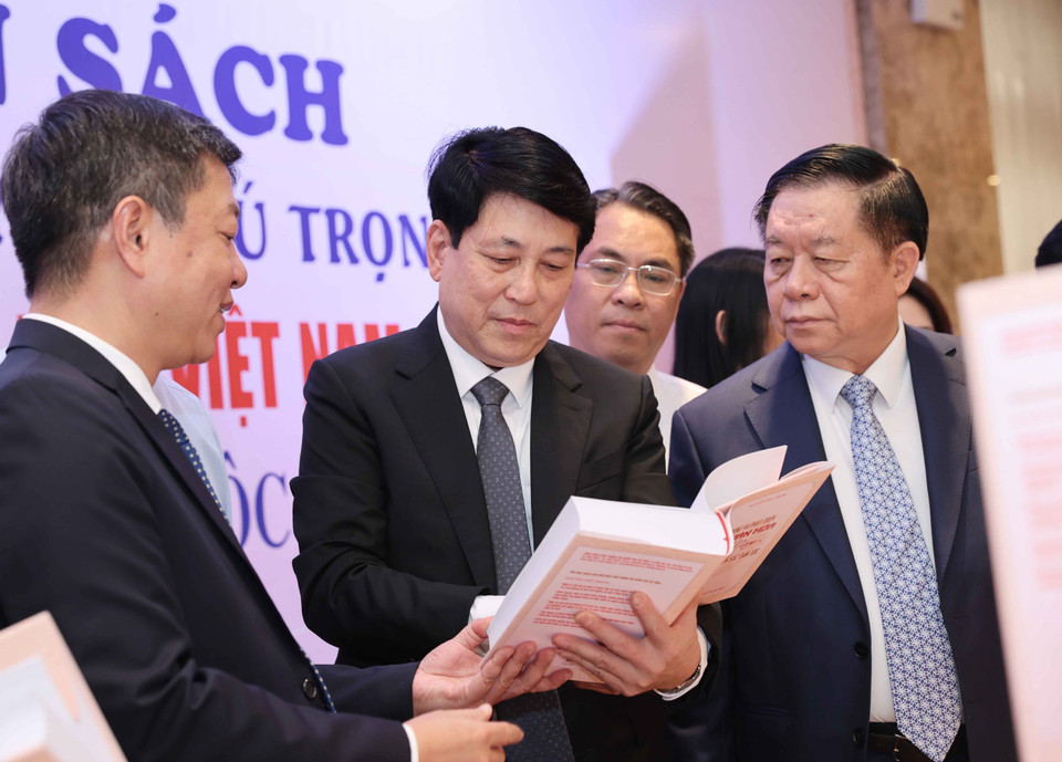 Ông Lương Cường, Ủy viên Bộ Chính trị, Thường trực Ban Bí thư và ông Nguyễn Trọng Nghĩa, Ủy viên Bộ Chính trị, Bí thư Trung ương Đảng, Trưởng Ban Tuyên giáo Trung ương tham quan khu trưng bày sách. (Ảnh: Phương Hoa/TTXVN)