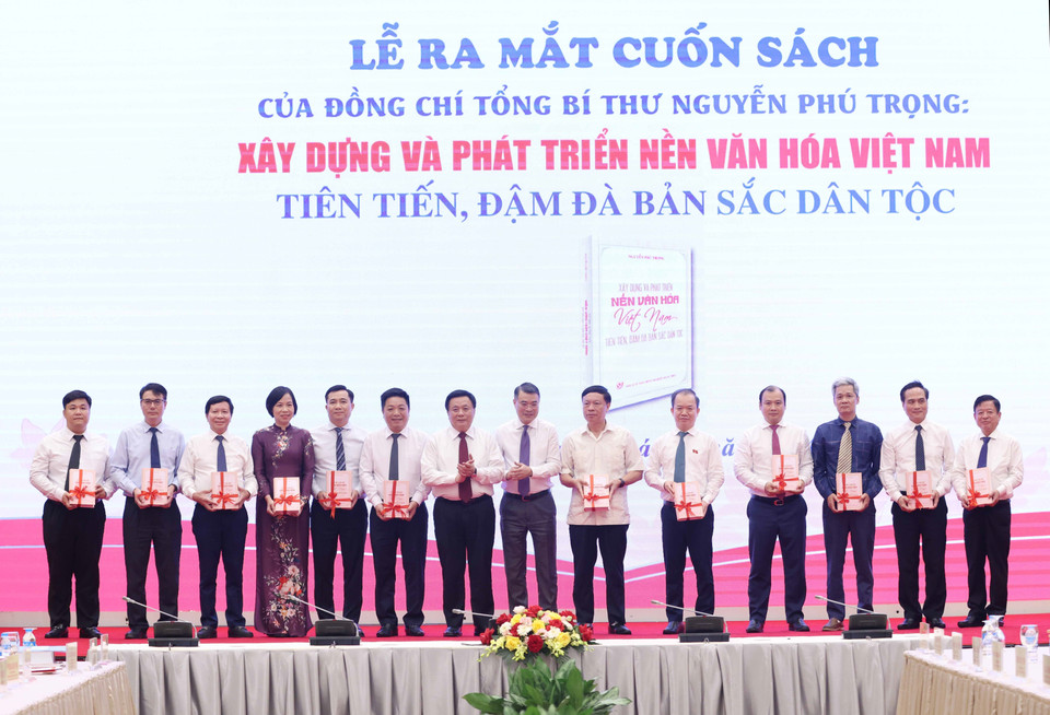 Ông Nguyễn Xuân Thắng, Ủy viên Bộ Chính trị, Giám đốc Học viện Chính trị quốc gia Hồ Chí Minh, Chủ tịch Hội đồng lý luận Trung ương và ông Lê Minh Hưng, Ủy viên Bộ Chính trị, Bí thư Trung ương Đảng, Trưởng Ban Tổ chức Trung ương tặng sách cho lãnh đạo các cơ quan Trung ương. (Ảnh: Phương Hoa/TTXVN)