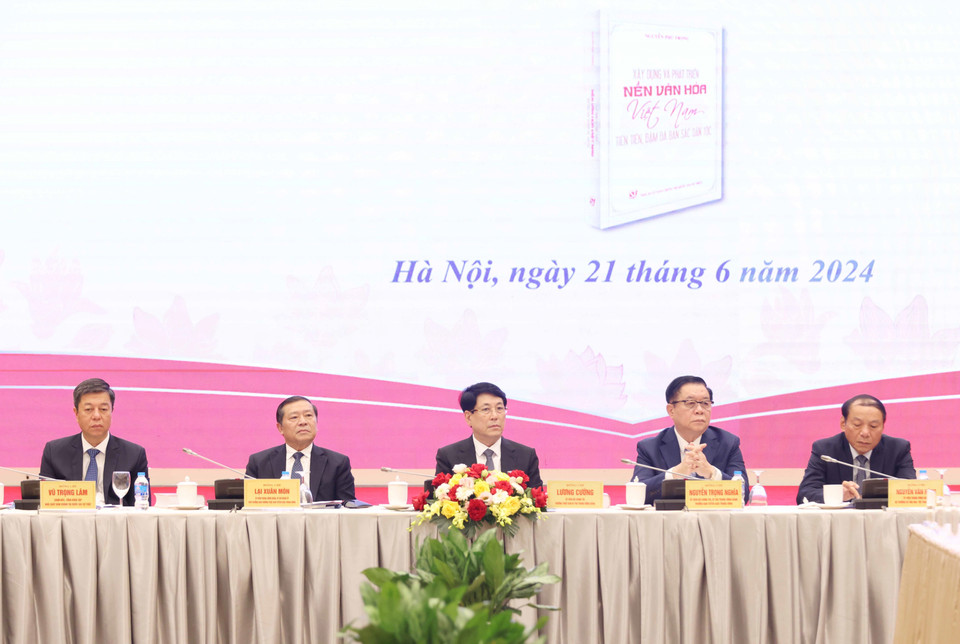 Các lãnh đạo dự Lễ ra mắt sách. (Ảnh: Phương Hoa/ TTXVN)