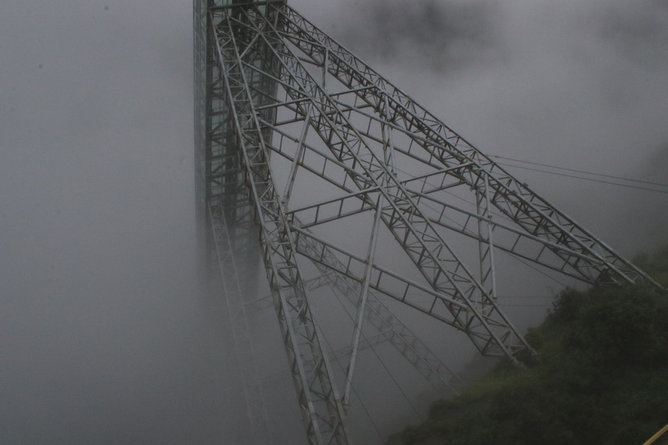 Cầu kính thang máy có độ cao so với khe núi là 758m; chiều rộng mặt cầu 1,5m; tổng chiều dài mặt kính 139m; tổng chiều dày là 33,04mm, được sản xuất tại Mỹ và nhập khẩu về Việt Nam. (Ảnh: Hùng Võ/Vietnam+)