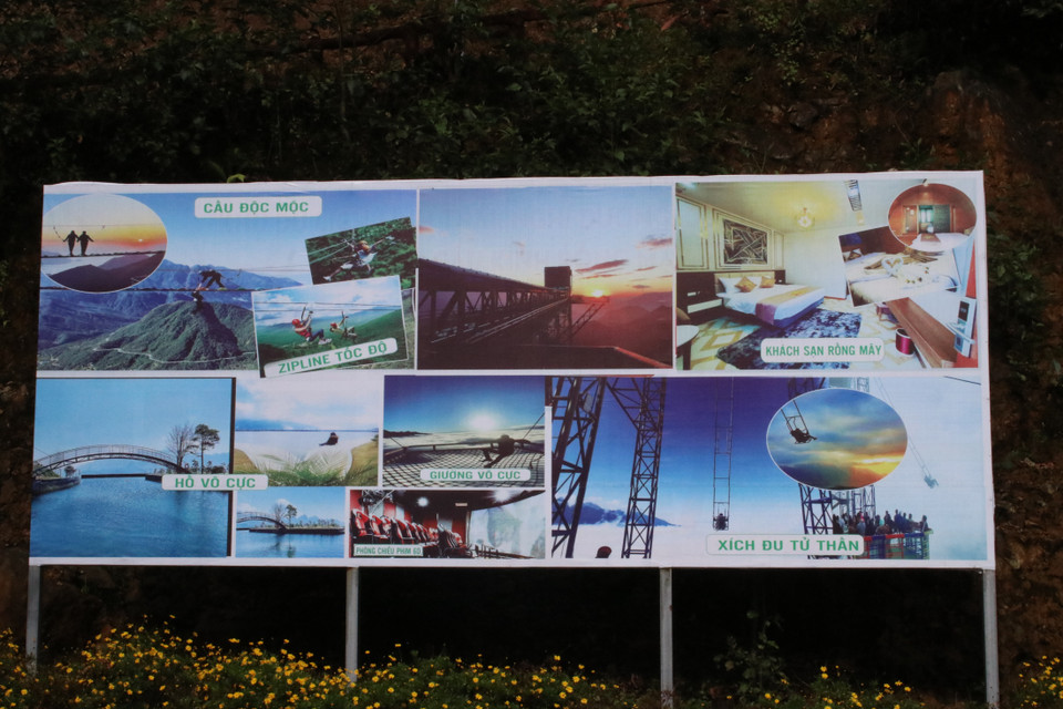 Thông thường, khách du lịch đến với Khu du lịch Cầu kính Rồng Mây tập trung vào thời điểm cuối tuần (khoảng 1.000-2.000 người/ngày). (Ảnh: Hùng Võ/Vietnam+)