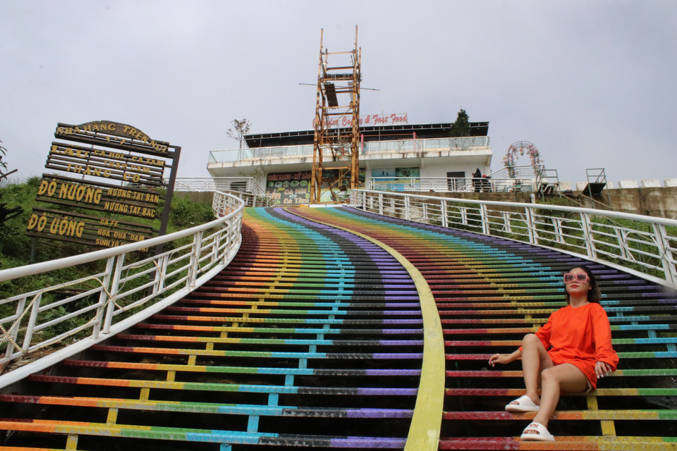 Cầu đi bộ trên vách núi được nhiều du khách thích cảm giác mạnh trải nghiệm. (Ảnh: Hùng Võ/Vietnam+)