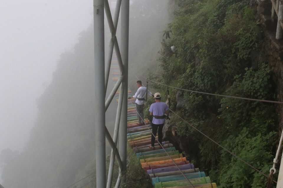 Du khách trải nghiệm cảm giác đi trên cầu ở độ cao 2.200m. (Ảnh: Hùng Võ/Vietnam+)