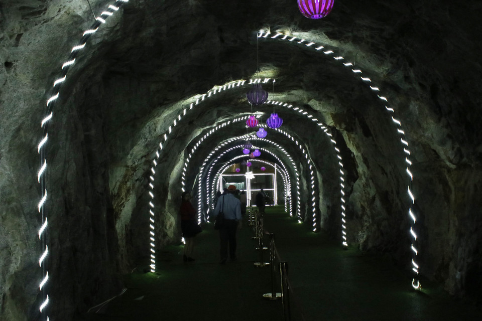 Để lên đến Cầu kính Rồng Mây để trải nghiệm cảm giác mạnh, du khách sẽ được đi vào đường hầm và di chuyển theo cầu thang máy. (Ảnh: Hùng Võ/Vietnam+)