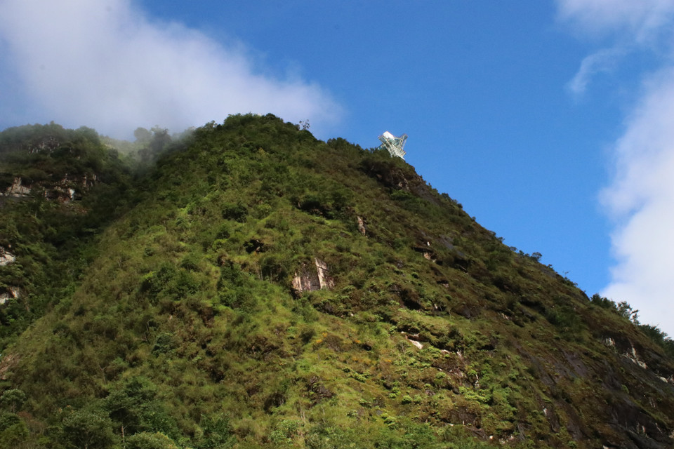 Ngoài trải nghiệm cảm giác mạnh trên cầu kính hay đi cáp treo khám phá những dòng thác nước từ trên ngọn núi đổ xuống, du khách còn được hòa mình vào bầu không khí thiên nhiên trong lành với tứ bề núi xanh, mây sương mát lạnh. (Ảnh: Hùng Võ/Vietnam+)