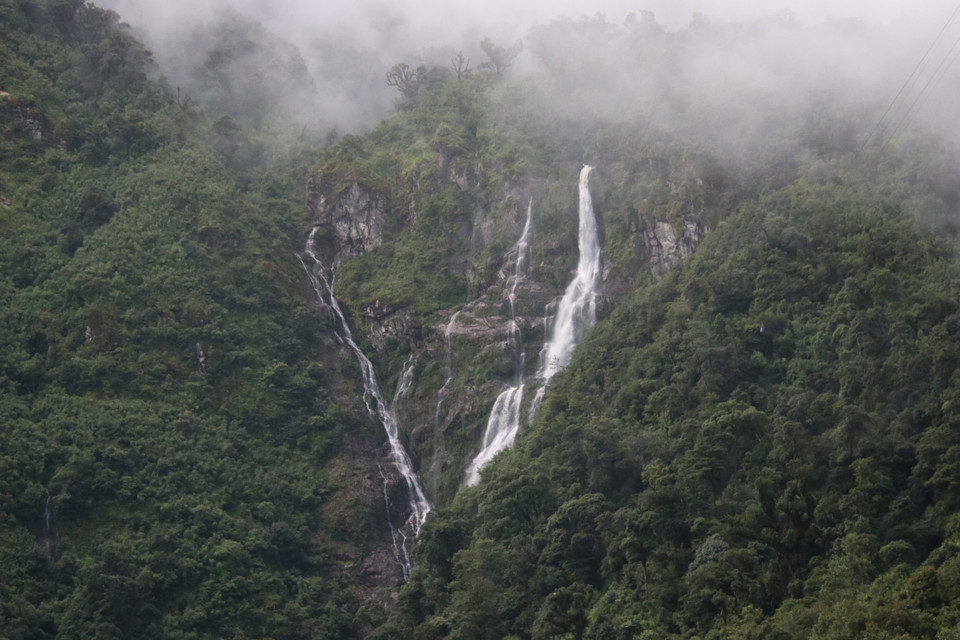 Cùng với Cầu kính Rồng Mây, du khách có thể di chuyển theo cấp treo để ngắm nhìn những dòng thác nước hùng vỹ, trải dài như mái tóc nàng tiên. (Ảnh: Hùng Võ/Vietnam+)