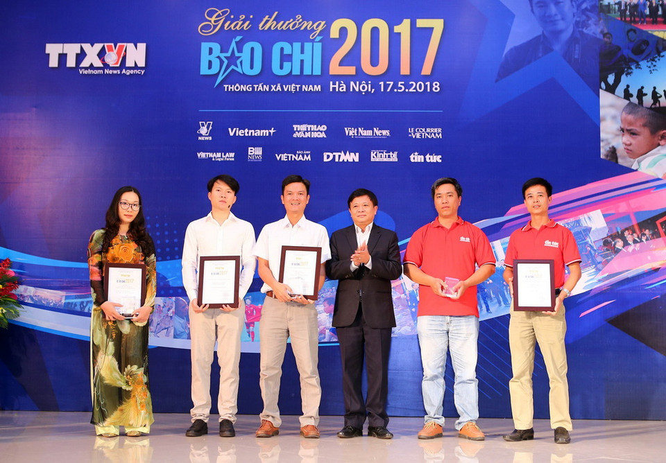 Ông Đinh Đăng Quang, Phó Tổng Giám đốc Thông tấn xã Việt Nam trao giải thể loại Phóng sự, điều tra, bút ký báo chí cho các tác giả. (Ảnh: Danh Lam/TTXVN)