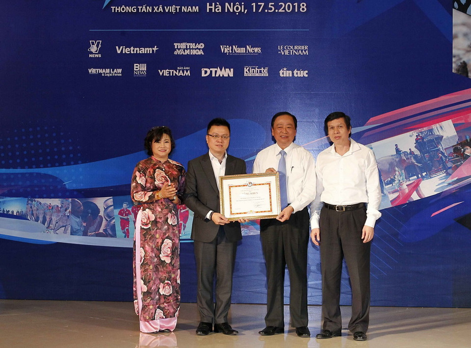 Đồng chí Mai Đức Lộc, Phó Chủ tịch Hội Nhà báo Việt Nam trao tặng Bằng khen của Hội Nhà báo Việt Nam cho Liên Chi hội Nhà báo TTXVN. (Ảnh: Văn Điệp/TTXVN)