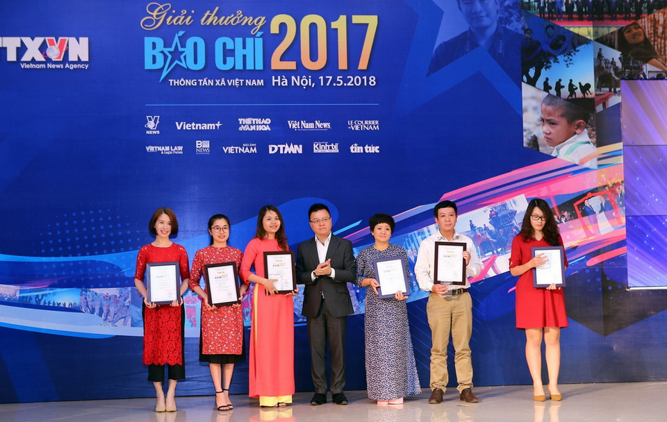 Ông Lê Quốc Minh, Phó Tổng Giám đốc Thông tấn xã Việt Nam trao giải thể loại xã luận, bình luận, chuyên luận, tư liệu cho các tác giả. (Ảnh: Danh Lam/TTXVN)