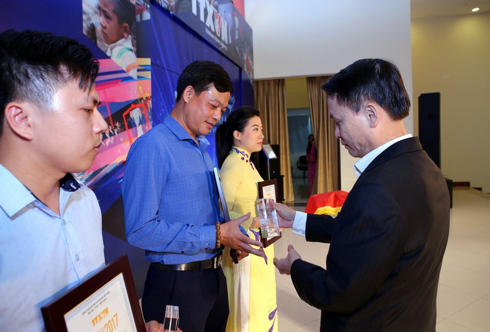 Ông Nguyễn Đức Lợi, Ủy viên BCH Trung ương Đảng, Tổng Giám đốc TTXVN công bố và trao giải A cho các tác giả đoạt giải. (Ảnh: Danh Lam/TTXVN)