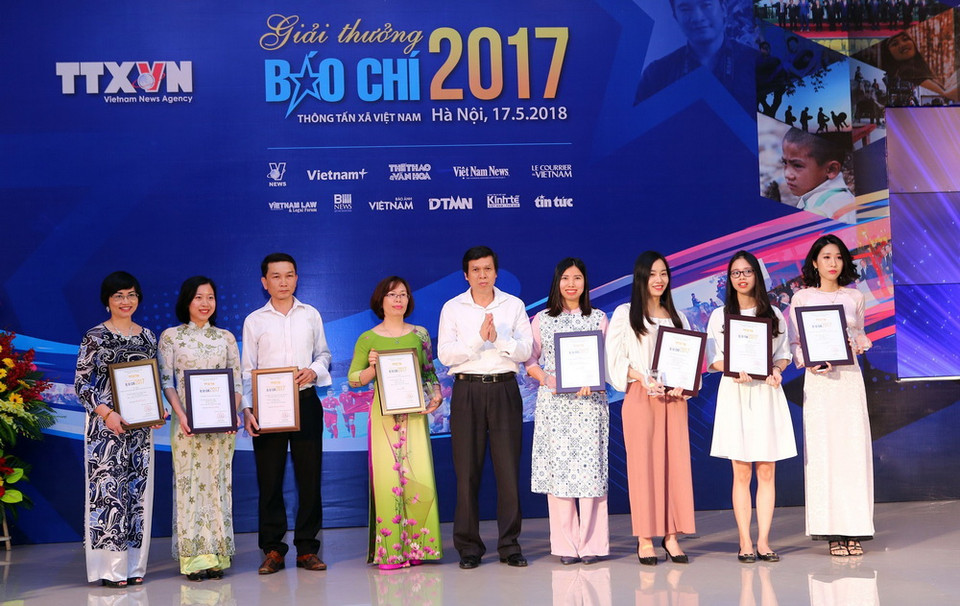 Ông Lê Trí Dũng, Trưởng Ban Biên tập Ảnh trao giải thể loại Đối ngoại cho các tác giả. (Ảnh: Danh Lam/TTXVN)