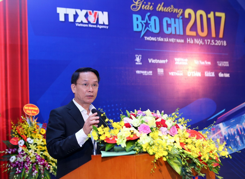 Ông Nguyễn Đức Lợi, Ủy viên BCH Trung ương Đảng, Tổng Giám đốc TTXVN công bố và trao giải A cho các tác giả. (Ảnh: Danh Lam/TTXVN)