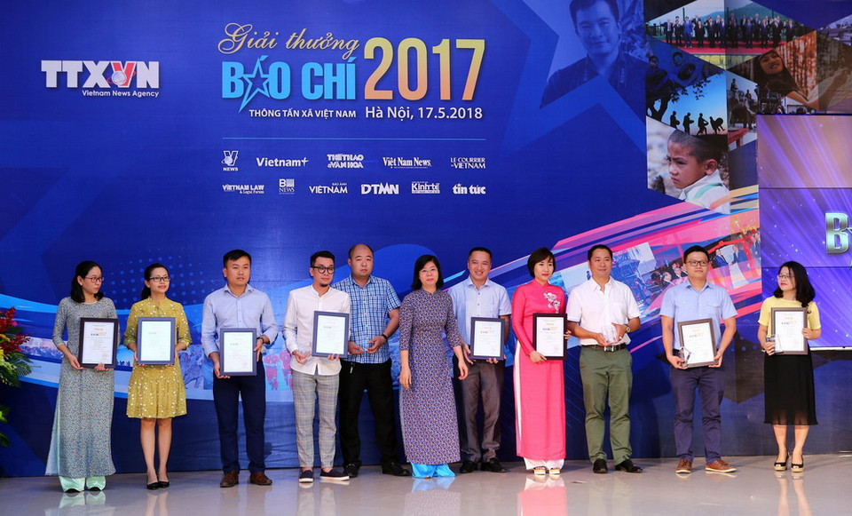 Bà Nguyễn Thị Mai An, Phó Bí thư Đảng ủy Thông tấn xã trao giải thể loại Truyền hình cho các tác giả. (Ảnh: Danh Lam/TTXVN)