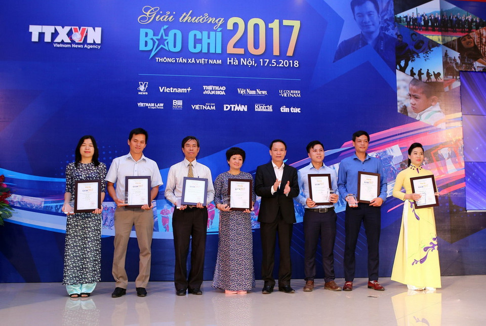 Ông Nguyễn Đức Lợi, Ủy viên BCH Trung ương Đảng, Tổng Giám đốc TTXVN công bố và trao giải A cho các tác giả đoạt giải. (Ảnh: Danh Lam/TTXVN)