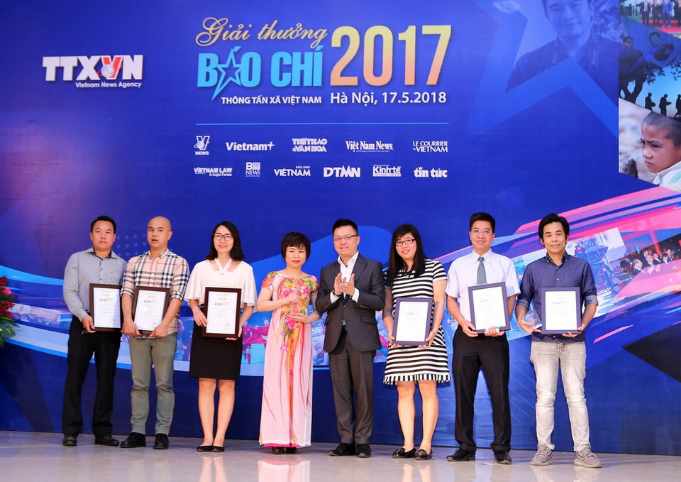 Ông Lê Quốc Minh, Phó Tổng Giám đốc Thông tấn xã Việt Nam trao giải thể loại phản ánh, phỏng vấn, ghi chép cho các tác giả. (Ảnh: Danh Lam/TTXVN)