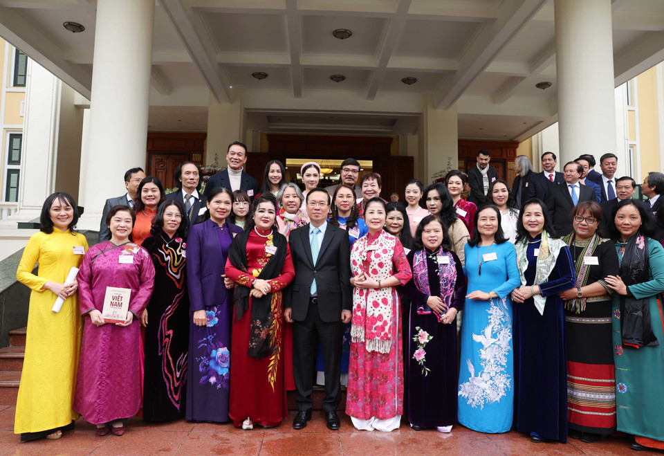 Chủ tịch nước Võ Văn Thưởng cùng các đồng chí lãnh đạo Đảng, Nhà nước với các đại biểu. (Ảnh: Thống Nhất/TTXVN)
