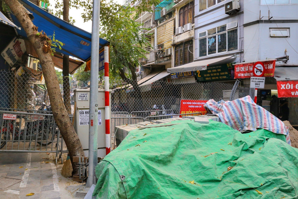 Một chốt cứng trên phố Hàng Thiếc (phường Hàng Gai, quận Hoàn Kiếm). (Ảnh: Tuấn Đức/TTXVN)