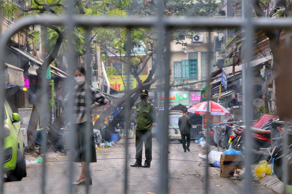 Người dân trong khu vực cách ly tại phố Hàng Thiếc (phường Hàng Gai, quận Hoàn Kiếm). (Ảnh: Tuấn Đức/TTXVN)