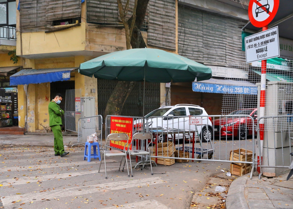 Một chốt kiểm soát phòng chống dịch trên phố Thuốc Bắc (phường Hàng Bồ, quận Hoàn Kiếm). (Ảnh: Tuấn Đức/TTXVN)