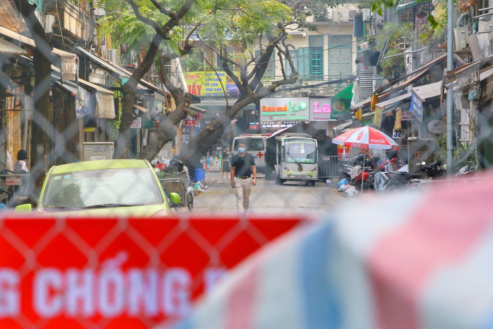 Người dân trong khu vực cách ly tại phố Hàng Thiếc (phường Hàng Gai, quận Hoàn Kiếm). (Ảnh: Tuấn Đức/TTXVN)