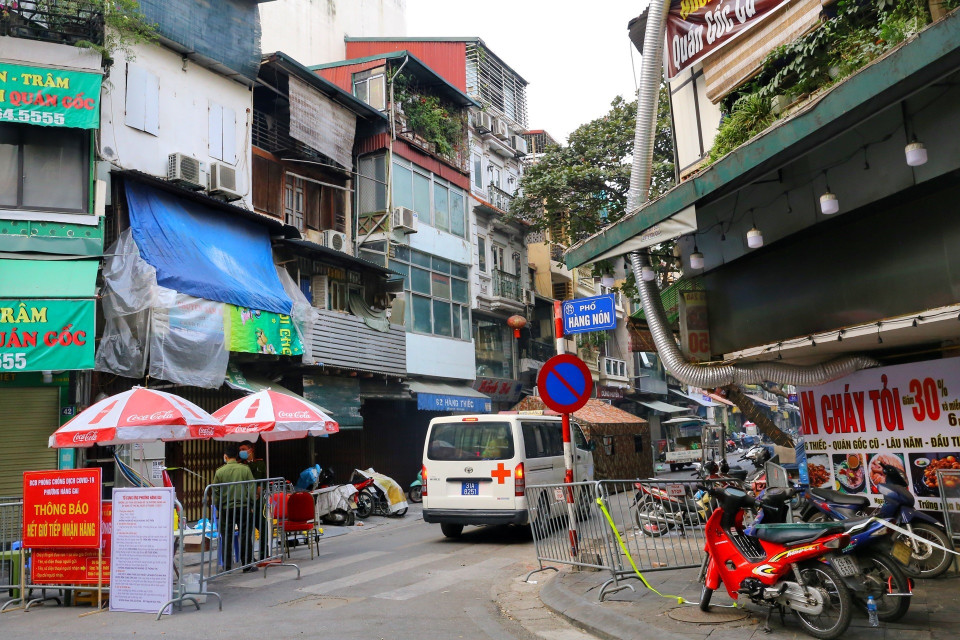 Hàng rào dựng tại một đầu của phố Hàng Thiếc (phường Hàng Gai, quận Hoàn Kiếm). (Ảnh: Tuấn Đức/TTXVN)