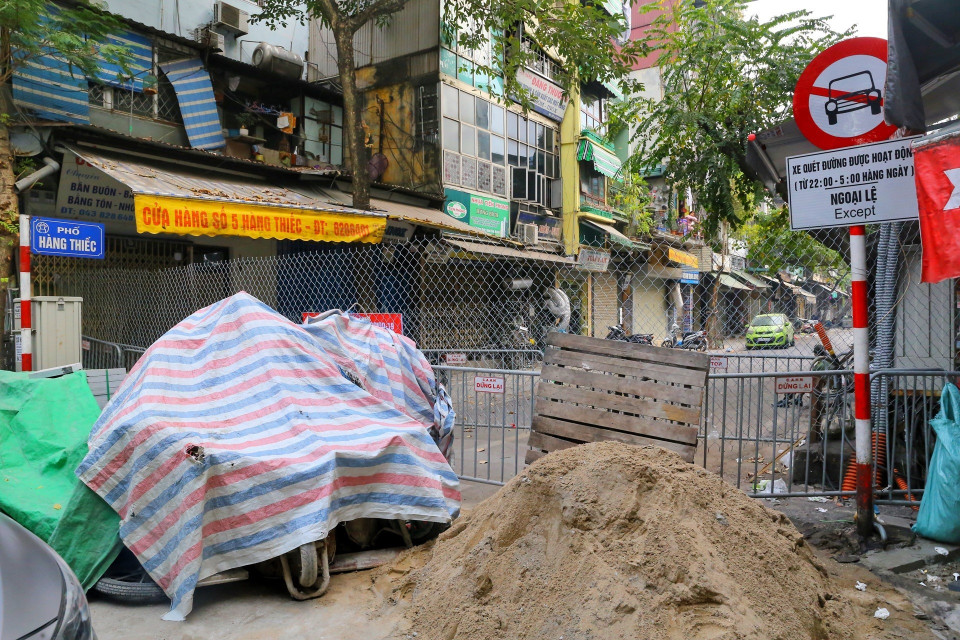 Một chốt cứng trên phố Hàng Thiếc (phường Hàng Gai, quận Hoàn Kiếm). (Ảnh: Tuấn Đức/TTXVN)