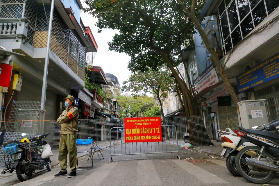 Một chốt kiểm soát dịch trên phố Thuốc Bắc (phường Hàng Bồ, quận Hoàn Kiếm). (Ảnh: Tuấn Đức/TTXVN)