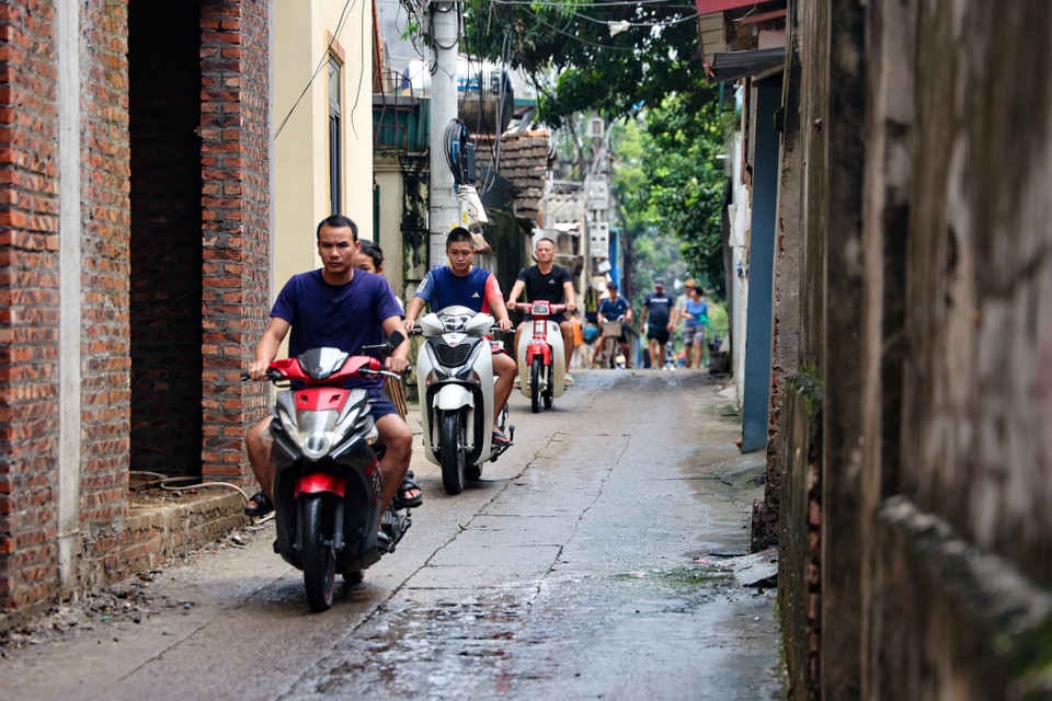 Một số khu vực trong làng cơ bản đã khô ráo. Người dân có thể đi lại bằng các phương tiện bình thường. (Ảnh: Minh Hiếu/Vietnam+)
