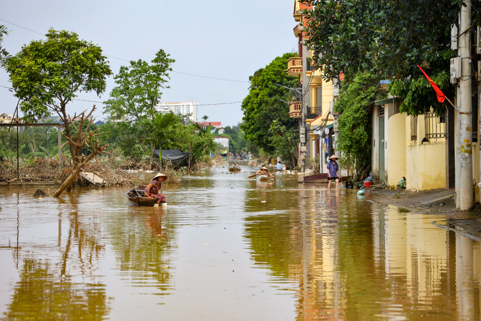 Theo ghi nhận trong sáng 13/9 tại thôn Đại Lan (xã Duyên Hà, huyện Thanh Trì, Hà Nội) mực nước đã rút nhanh, giảm từ 80-100cm so với thời điểm hôm qua. (Ảnh: Minh Hiếu/Vietnam+)