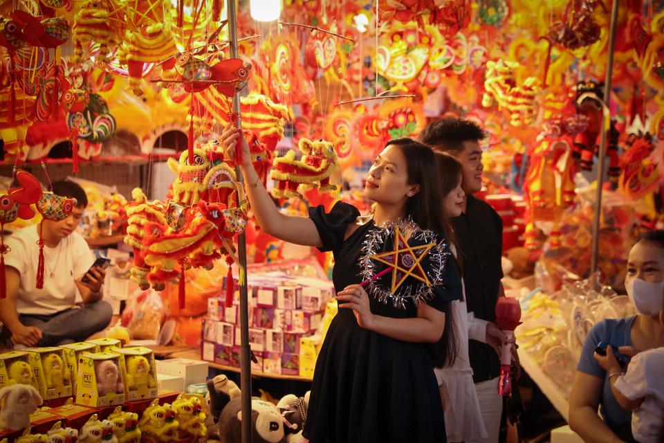 Ghi nhận cho thấy những món đồ chơi Trung Thu truyền thống, thủ công bày bán nhiều và được khách hàng vô cùng ưa chuộng. (Ảnh: Minh Hiếu/Vietnam+)