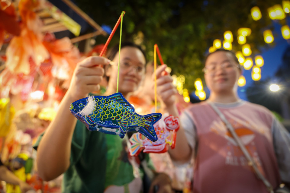 Những chiếc lồng đèn con cá làm thủ công có giá từ 20.000-30.000 đồng/chiếc được các bạn trẻ thích thú mua làm quà dịp này. (Ảnh: Minh Hiếu/Vietnam+)