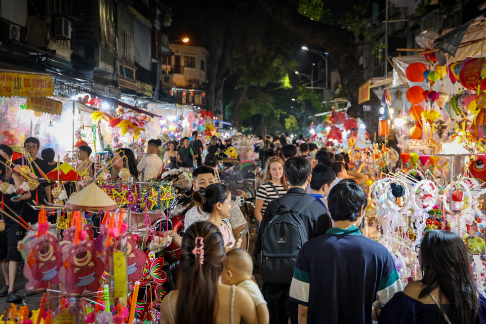 Tối 17/9 (tức 15 Âm lịch), con phố Hàng Mã (quận Hoàn Kiếm) được thắp sáng lung linh ánh đèn bởi hàng nghìn chiếc đèn ông sao, đèn lồng trong ngày Trung Thu. (Ảnh: Minh Hiếu/Vietnam+)