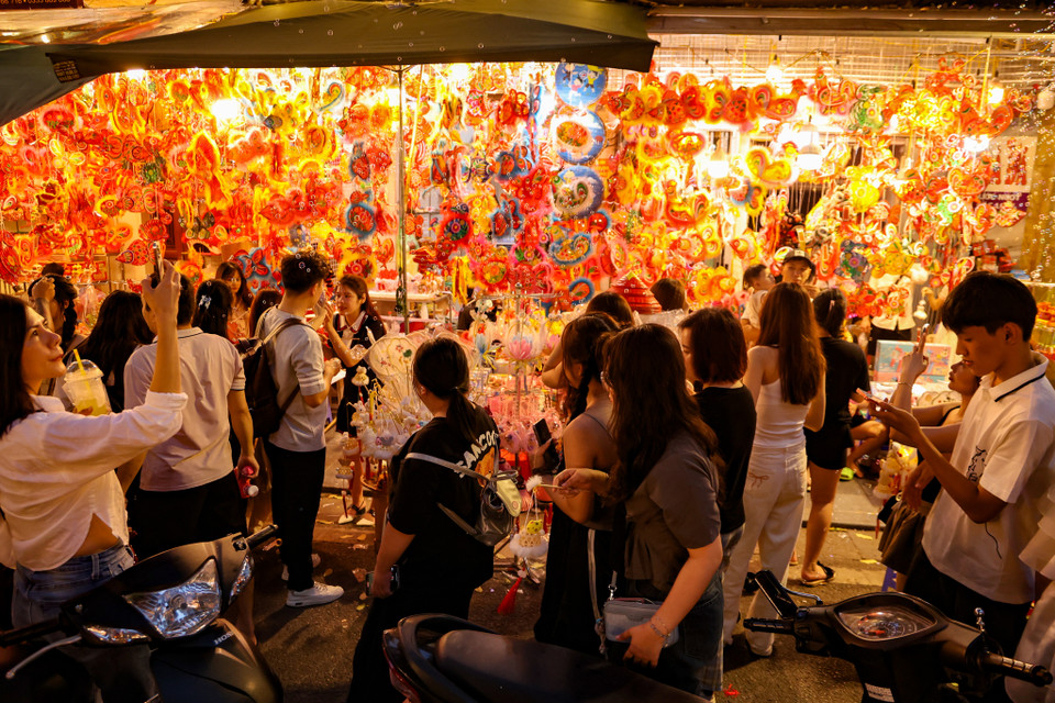 Con phố rực đỏ bởi những món đồ chơi bắt mắt. (Ảnh: Minh Hiếu/Vietnam+)