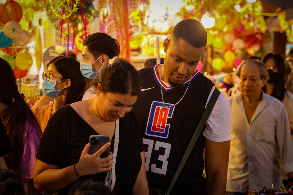 Khách nước ngoài cũng hào hứng tận hưởng không khí Trung Thu nhộn nhịn trên con phố rực rỡ sắc màu. (Ảnh: Minh Hiếu/Vietnam+)