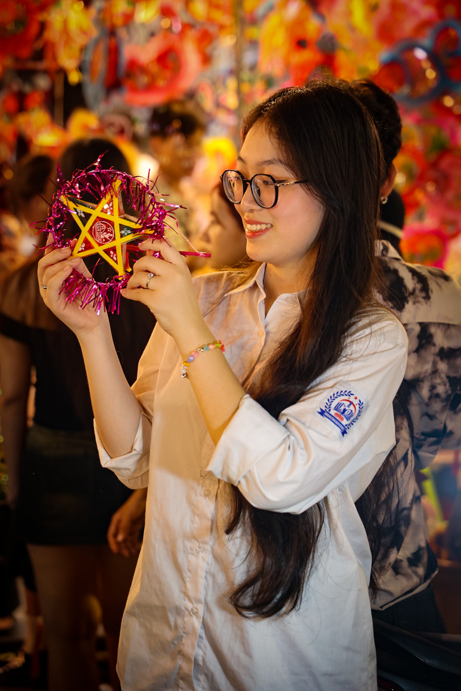 Bạn Minh Trang (Hà Nội) sắm cho mình một chiếc đèn ông sao mini để chụp ảnh kỷ niệm. Trang cho biết những món đồ chơi truyền thống tuy rẻ nhưng vẫn đậm chất Trung Thu, chỉ cần có nó là đã thấy không khí của ngày Tết dịp này. (Ảnh: Minh Hiếu/Vietnam+)