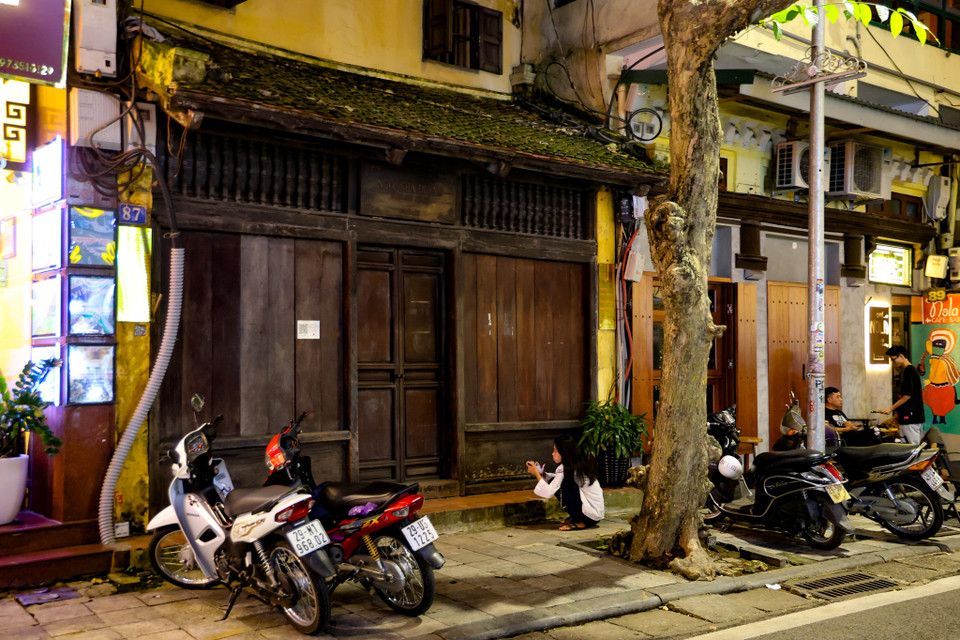 Năm nay, do tình hình thời tiết phức tạp vì ảnh hưởng của cơn bão số 3 (Yagi), nhiều hoạt động vui Tết Trung thu tại khu vực phố cổ Hà Nội bị gián đoạn và tạm hoãn. (Ảnh: Minh Hiếu/Vietnam+)