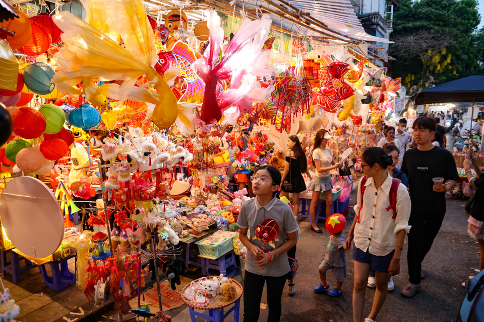 Thời tiết tối hôm nay không mưa, khá mát mẻ thuận lợi. Chính vì vậy, nhiều người dân dân Thủ đô đã tới con phố này để hưởng không khí và vui chơi trong ngày Tết này. (Ảnh: Minh Hiếu/Vietnam+)
