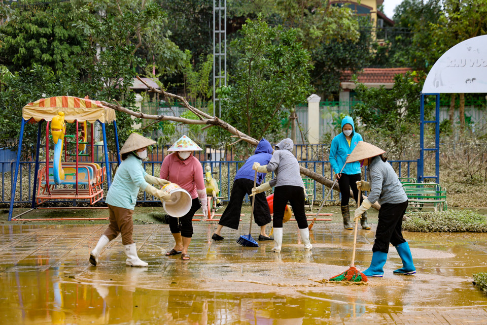 Cô Hoàng Kim Anh, Hiệu trưởng Trường mầm non xã Duyên Hà cho biết trong những ngày 11-12/9 nước đã ngập đến hơn nửa tầng 1 của trường. Trong sáng hôm nay nắm được thông tin nước rút, cô đã cùng với giáo viên trong trường và sự giúp đỡ của giáo viên các trường trong xã, huyện để cùng nhau dọn dẹp sạch sẽ, vệ sinh trường học. (Ảnh: Minh Hiếu/Vietnam+)