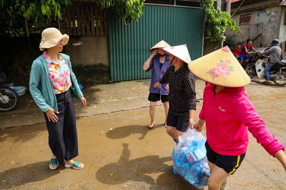 Theo đại diện Trung tâm Dự báo Khí tượng Thủy văn Quốc gia, mực nước trên sông Hồng tại Hà Nội 10,02m, dưới mức báo động 2 là 0,48. Dự kiến trong 12 giờ tới, lũ trên sông Hồng tại Hà Nội sẽ xuống mức báo động 1. (Ảnh: Minh Hiếu/Vietnam+)