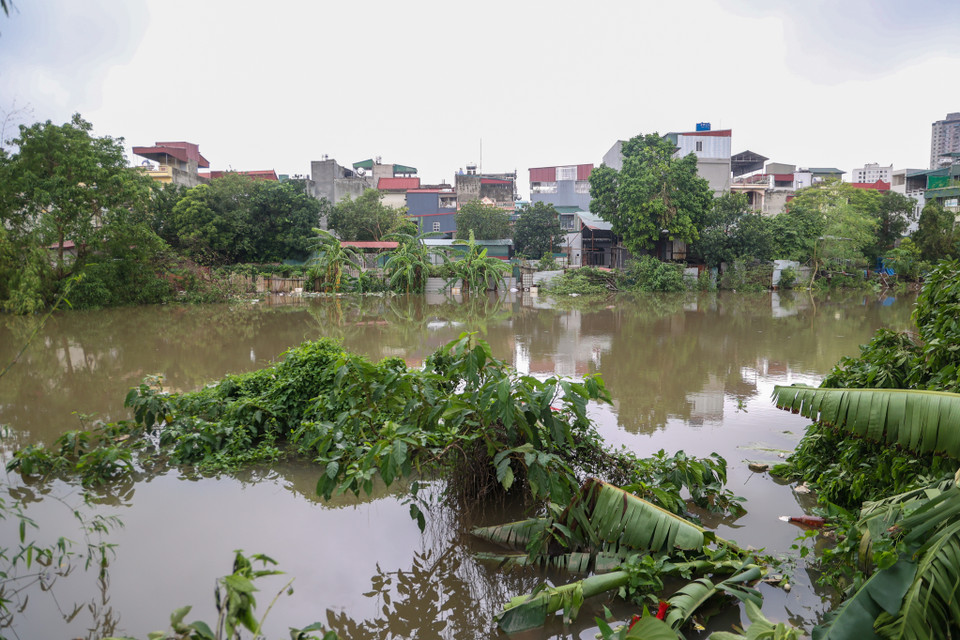 Trước diễn biến mưa lớn và nước các sông Hồng, sông Tích và sông Bùi dâng cao, trong sáng sớm nay, Ban Chỉ huy Phòng, chống thiên tai và Tìm kiếm cứu nạn (PCTT&amp;TKCN) thành phố Hà Nội đã lệnh báo động lũ trên sông Nhuệ. (Ảnh: Minh Hiếu/Vietnam+)