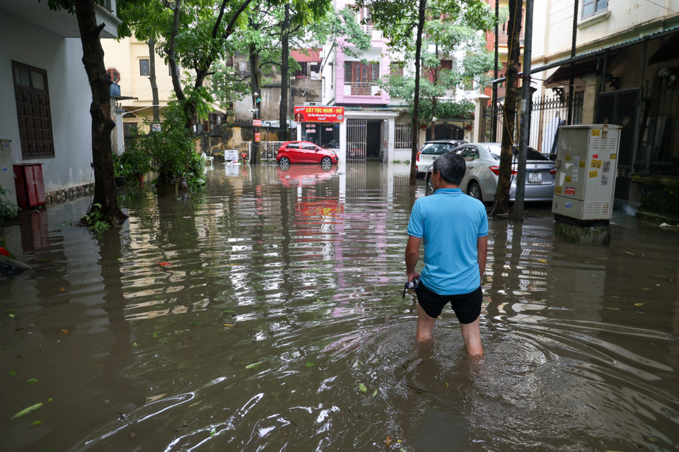 Để chủ động ứng phó với lũ lớn trên sông, giảm thiểu đến mức thấp nhất thiệt hại do thiên tai gây ra, Chủ tịch UBND TP yêu cầu, thủ trưởng các cấp, các ngành căn cứ tình hình mưa lũ, chủ động kiểm tra, rà soát, sẵn sàng triển khai các kế hoạch, phương án hộ đê, phương án ứng phó với mưa lũ theo phương châm “4 tại chỗ” phù hợp với địa bàn, phạm vi, lĩnh vực quản lý; tổ chức thông báo ngay đến người dân, các tổ chức có hoạt động ở khu vực bãi sông, trên sông biết để chủ động phòng, tránh đảm bảo an toàn. (Ảnh: Minh Hiếu/Vietnam+)