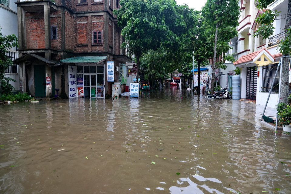 Không chỉ trong tại đường lớn, khu vực các ngõ dân cư lân cận cũng bị ngập sâu nghiêm trọng. (Ảnh: Minh Hiếu/Vietnam+)